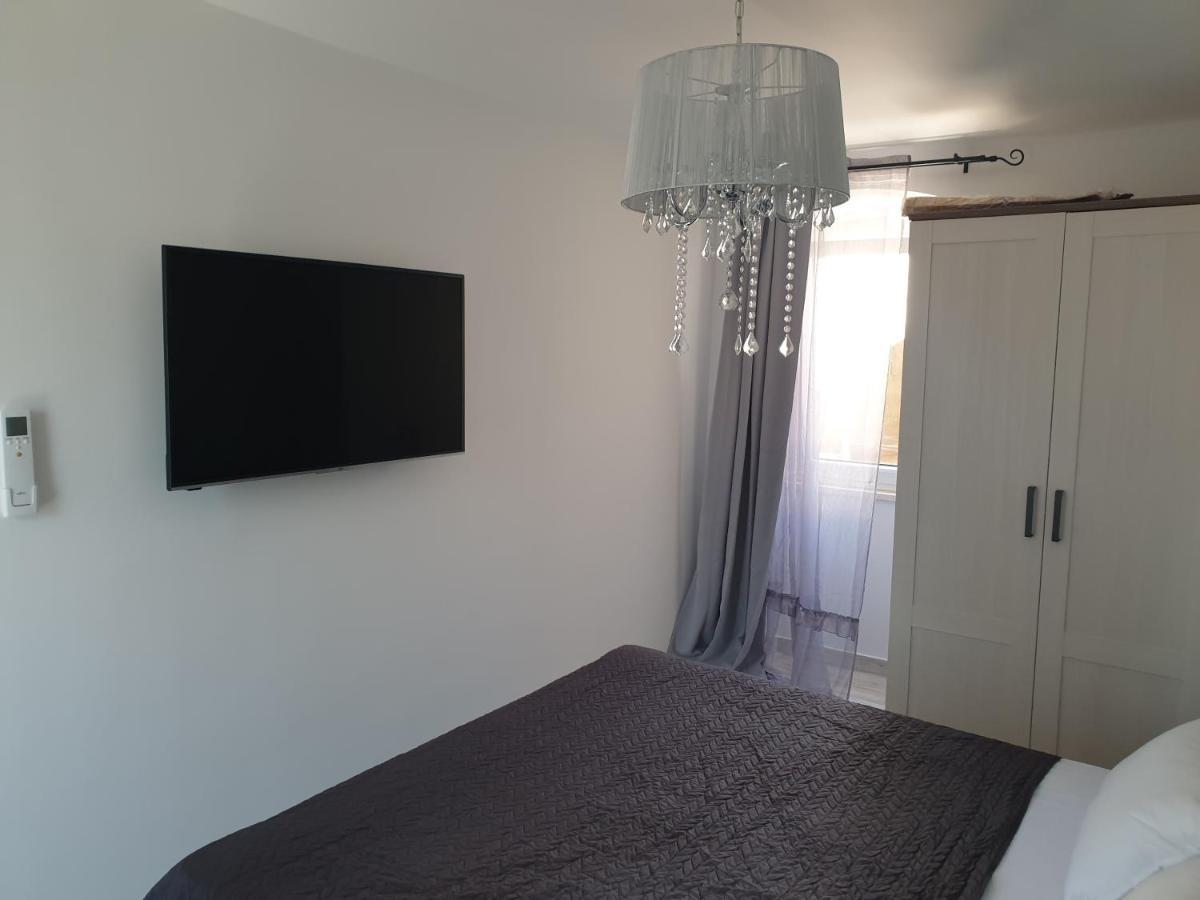 Castel Apartment มาลีโลชินจ์ ภายนอก รูปภาพ