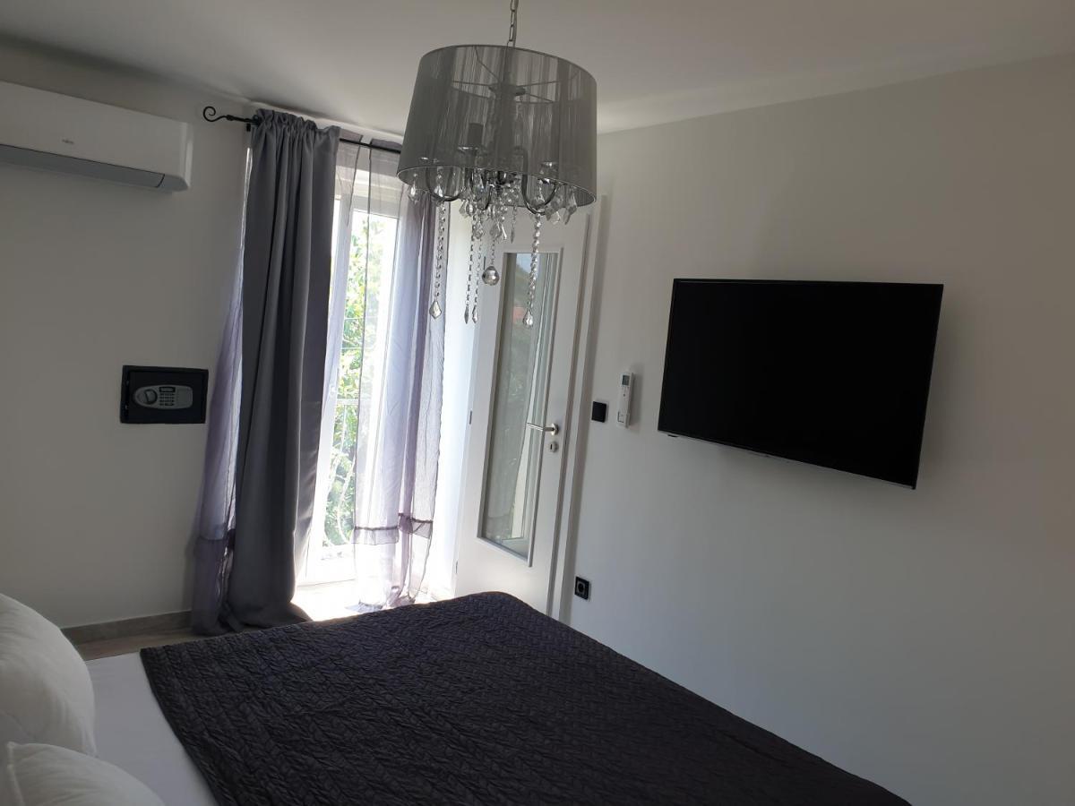 Castel Apartment มาลีโลชินจ์ ภายนอก รูปภาพ