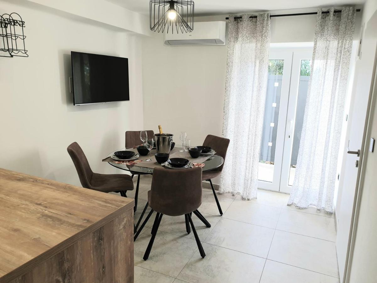 Castel Apartment มาลีโลชินจ์ ภายนอก รูปภาพ